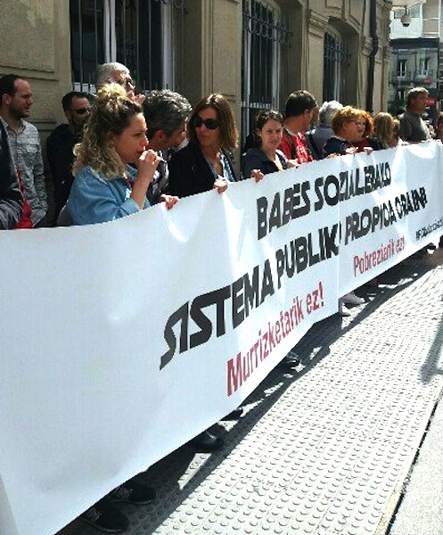 En Gasteiz, hemos protestado ante el Parlamento Vasco.