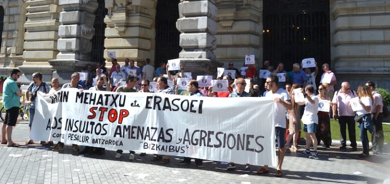 Pesalur-eko langileek protesta egin dute autobus gidariek pairatutako irain, mehatxu eta erasoak salatzeko