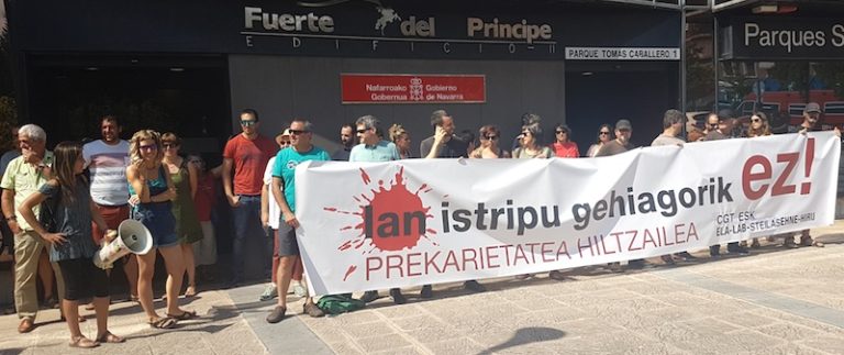 Lan heriotzen aurka protesta egin dugu Iruñean, Lan Departamentuaren aurrean