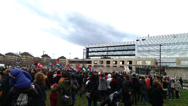 La manifestación, a su llegada a Lakua.