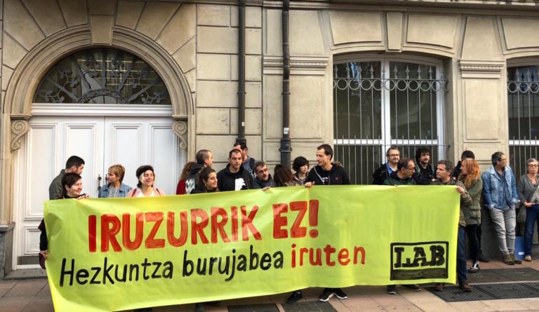 Hezkuntza burujabearen alde mobilizatu gara Gasteizko Legebiltzarraren aurrean