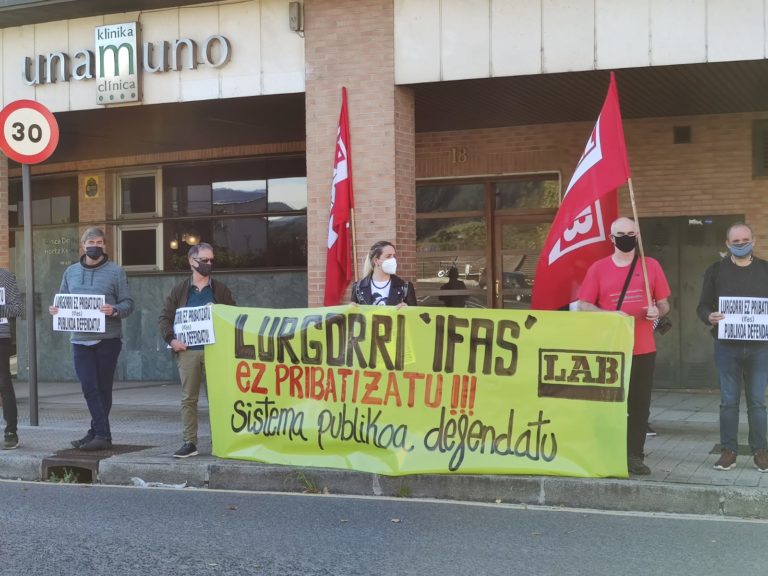 Nos hemos movilizado ante el centro de día Lurgorri de Gernika en defensa de los servicios públicos de calidad