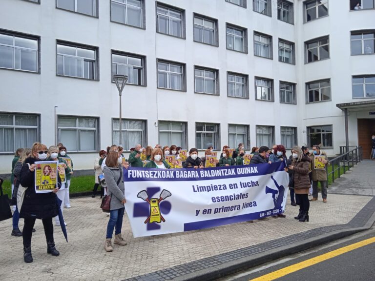 Osakidetzak azpikontratatutako garbiketa zerbitzuetako langileek hitzarmen duin bat aldarrikatu dute Donostia ospitalearen aurrean