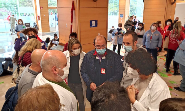 Nos hemos movilizado en el Hospital Donostia en defensa de una sanidad pública de calidad