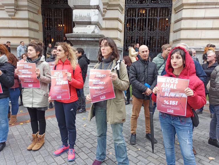 Nos hemos movilizado ante decenas de centros de trabajo para reclamar que se decidan aquí las condiciones laborales del sector público