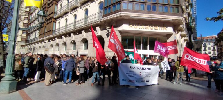 Los trabajadores y trabajadoras de Kutxabank nos plantamos para denunciar las asfixiantes condiciones impuestas por la empresa