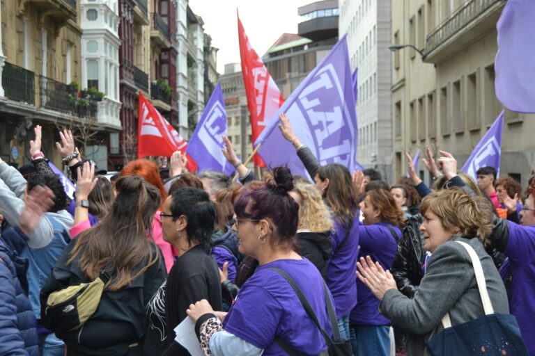 Mugimendu feministak greba orokor feministarako eginiko borroka-planteamenduarekin bat egiten du LABek