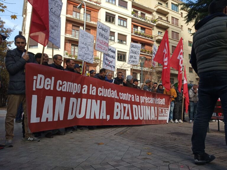 Los y las trabajadoras del campo de Nafarroa exigen en Iruñea acabar de una vez por todas con la precariedad del sector