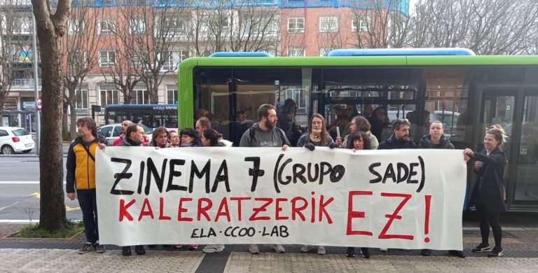 Protesta Donostiako Zinema7 hotelean lanpostuaren amortizazioaren 7 jakinarazpen egin dituelako zuzendaritzak