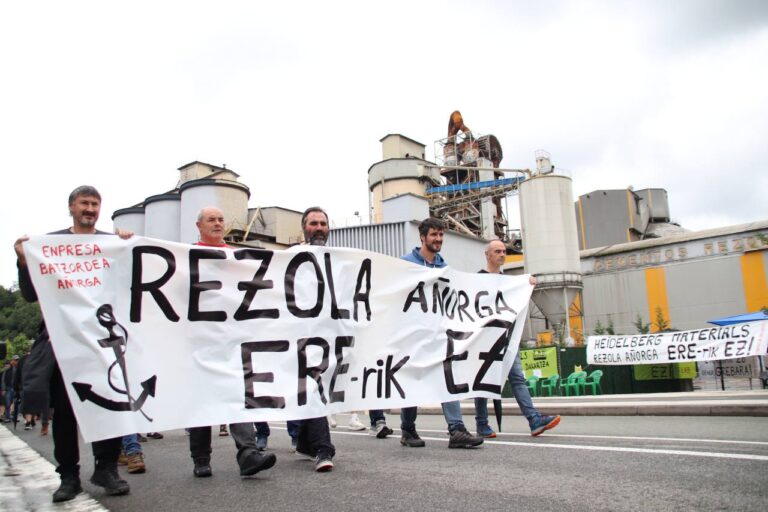 Las reivindicaciones de las y los trabajadores de Cementos Rezola se han escuchado a viva voz en Añorga