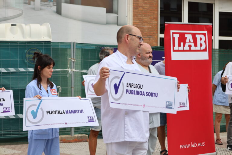 Osakidetza intenta maquillar el hundimiento aumentando el precio de la hora extra a facultativos y facultativas