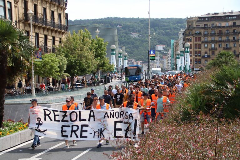 Cementos Rezolako langileen borroka aurrera doa, enpleguaren defentsan