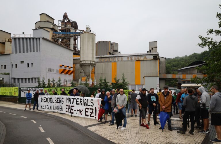 Gracias a la lucha de la plantilla de Cementos Rezola se ha conseguido que la empresa no realice ningún despido forzoso