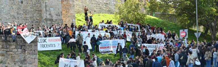 Multitudinaria segunda jornada de huelga del personal docente de la enseñanza pública de Nafarroa