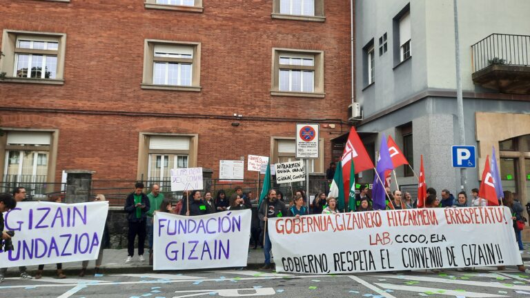 La plantilla de la Fundación Gizain realiza un paro para exigir que sus salarios se equiparen a los de la Administración Foral, y el 26 irá a la huelga