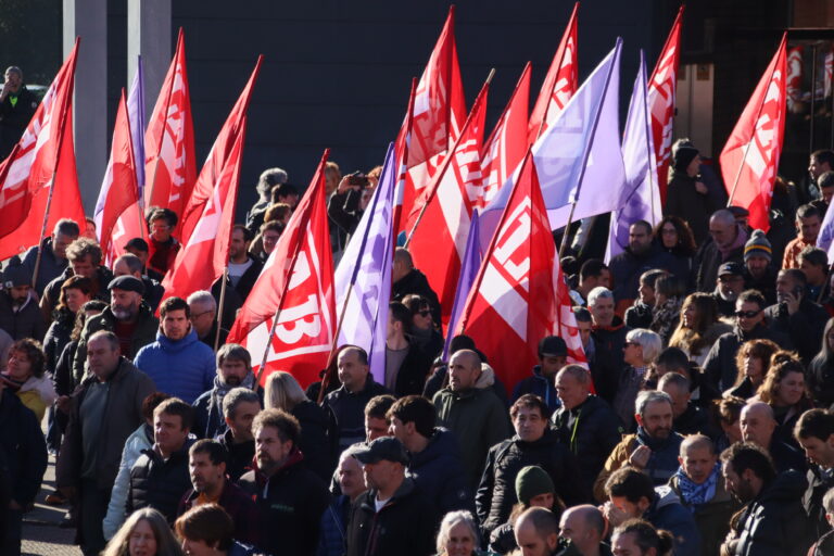 Madrilen sinatu duten erretiro partzialaren akordioa antzua da eta euskal langileoi negoziazio kolektiboa bahitzen digu